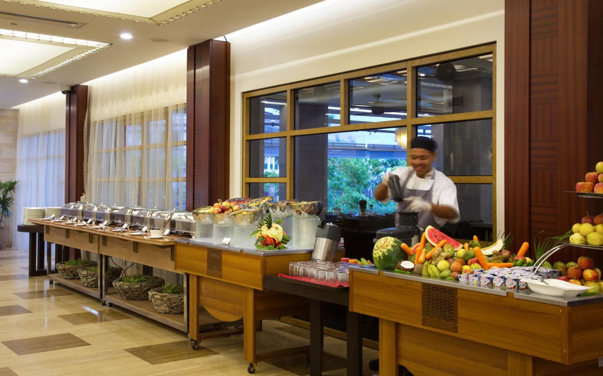 Savoy Seychelles Resort & Spa Beau Vallon  Exterior photo A buffet at a hotel