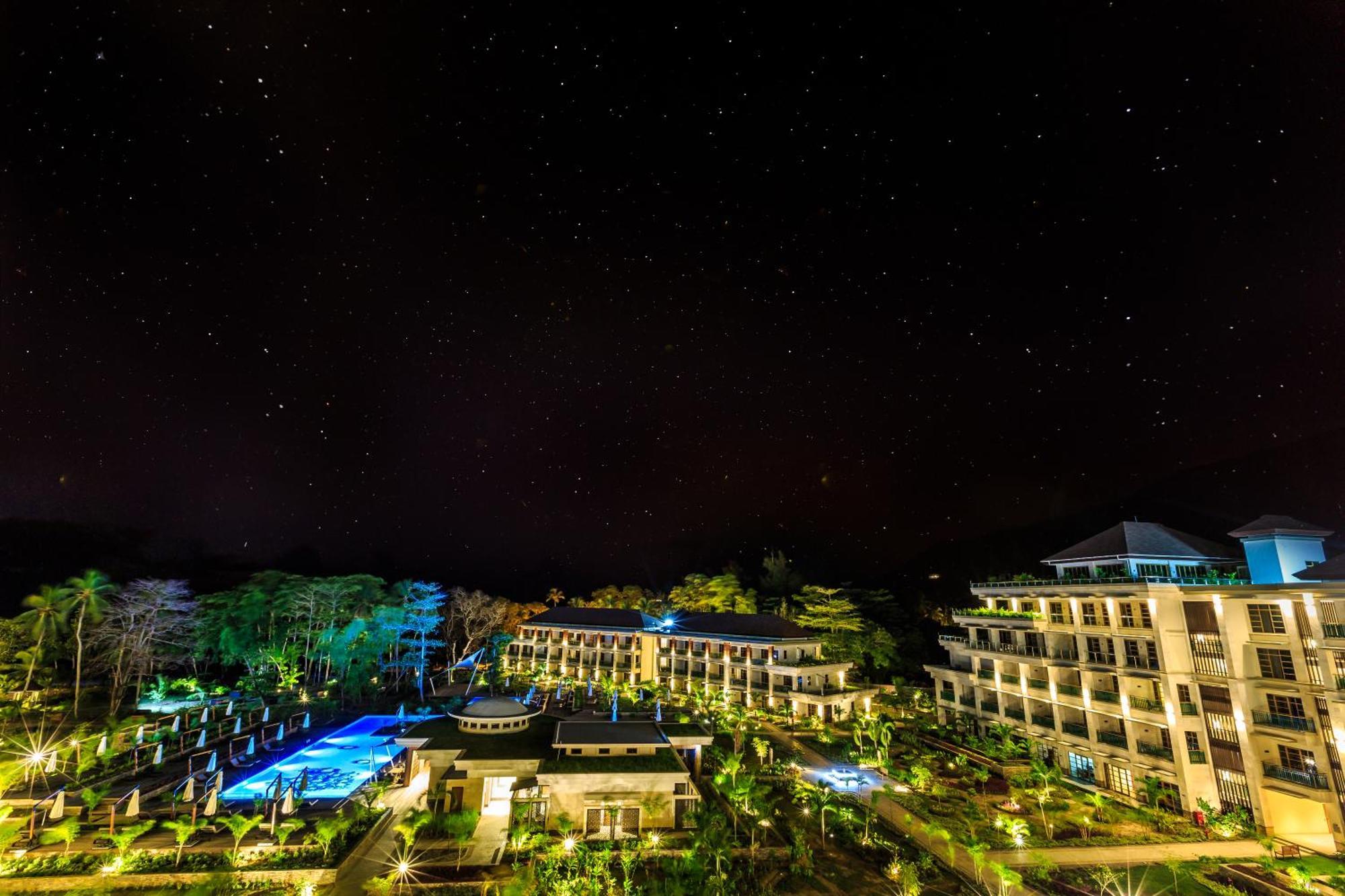 Savoy Seychelles Resort & Spa Beau Vallon  Exterior photo The resort at night